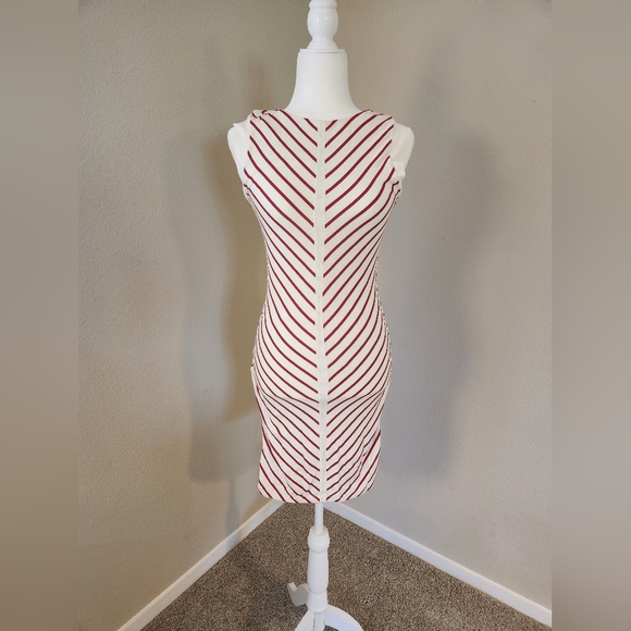 Small Tart Red and White Stripped Chevron Pattern Sleeveless Dress 😍 ✨️ - Picture 5 of 10